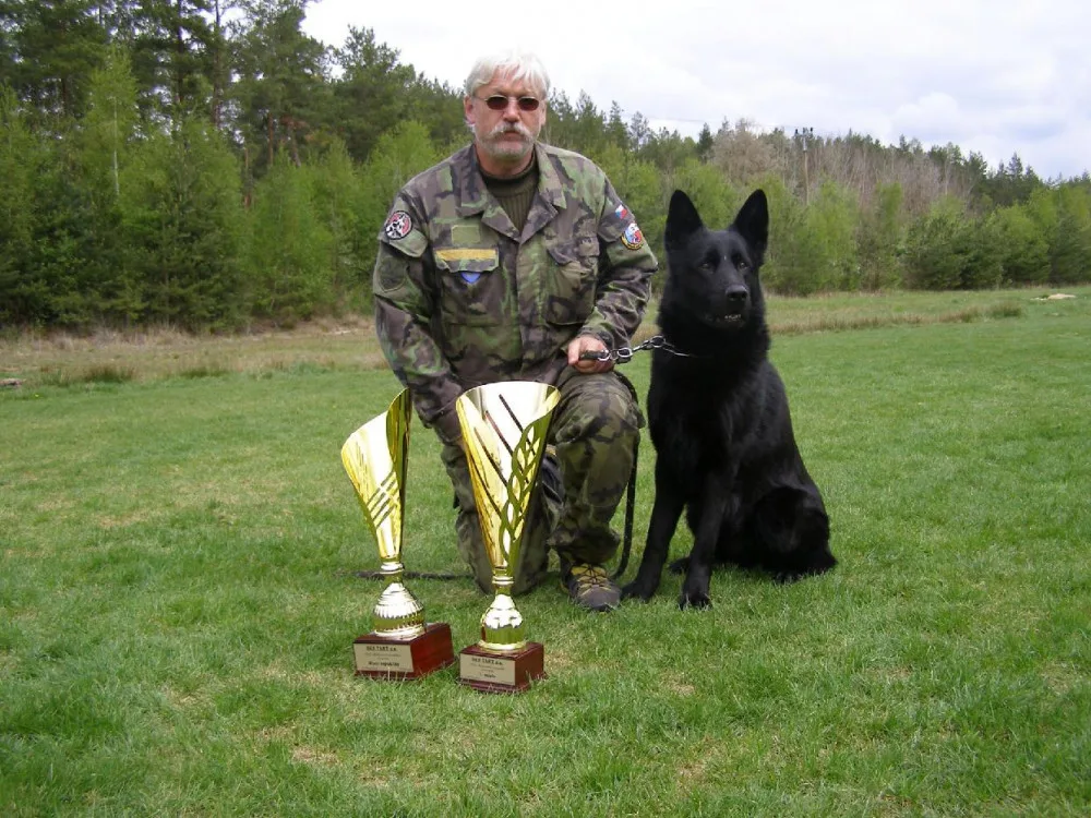 Eso mezi stopaři je služební pes Hektor. S policejním psovodem Petrem Zifčákem sbírá jednu trofej za druhou