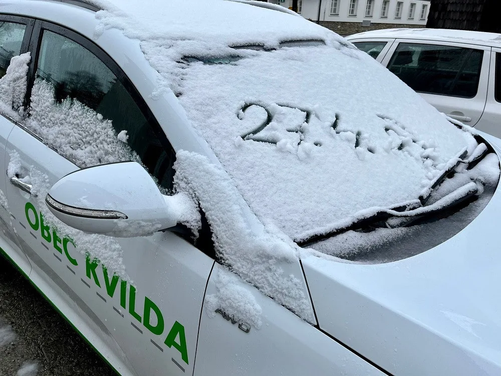 Kvildu zasypal na sníh. Místní netrpělivě čekají na teplejší počasí, vzkázal starosta