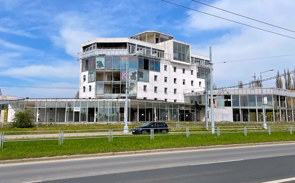 Co si myslí zastupitelé Plzně o demolici slavného "skleněného pekla" a následném využití vzniklého prostoru?