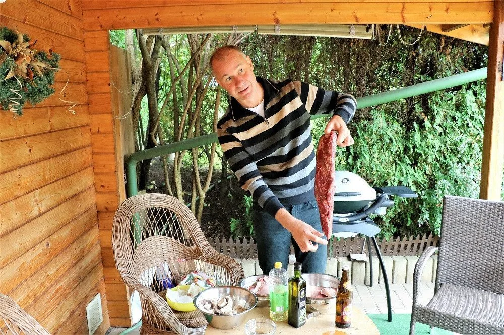 Začínal u vážné hudby a skončil u rocku. S kapelou Elán obletěl za měsíc celou zeměkouli