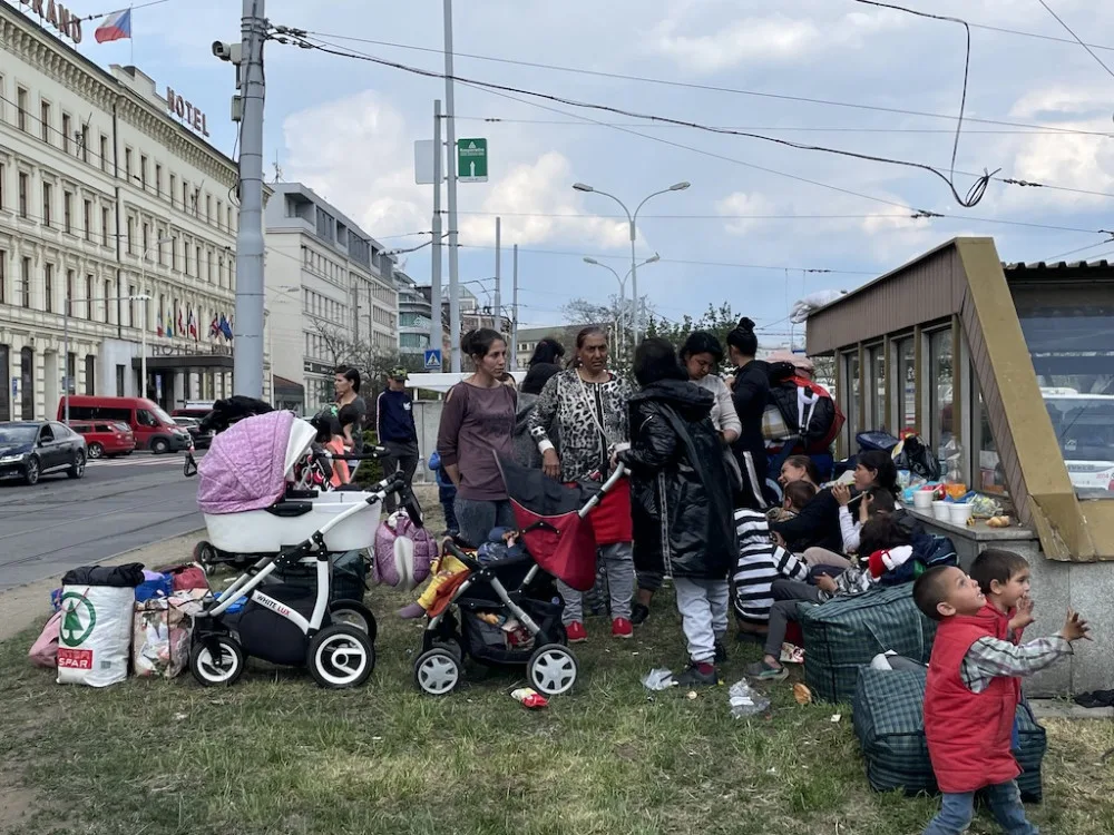 V centru Brna táboří desítky Romů z Ukrajiny. Nevíme co s nimi, zní od lidí i neziskovek.