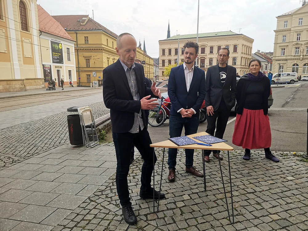 Tisková konference před podpisem memoranda o koalici stran ProOlomouc a Piráti.
