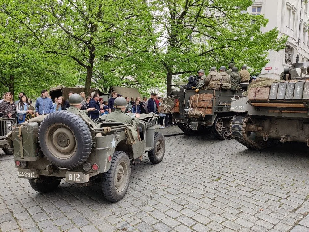 Plzeň ožila Slavnostmi svobody, historickou techniku obdivují davy lidí.