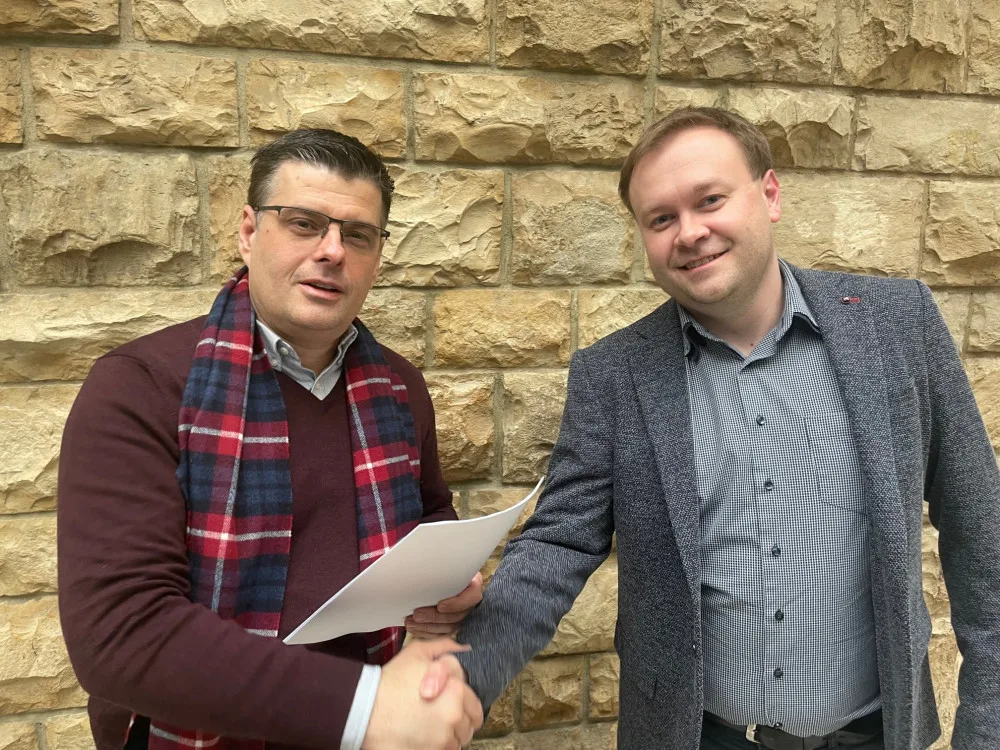 Jakub Vyskočil, šéf skupiny BusLine (vlevo) s Richardem Latislavem, šéfem ZDAR, a.s.