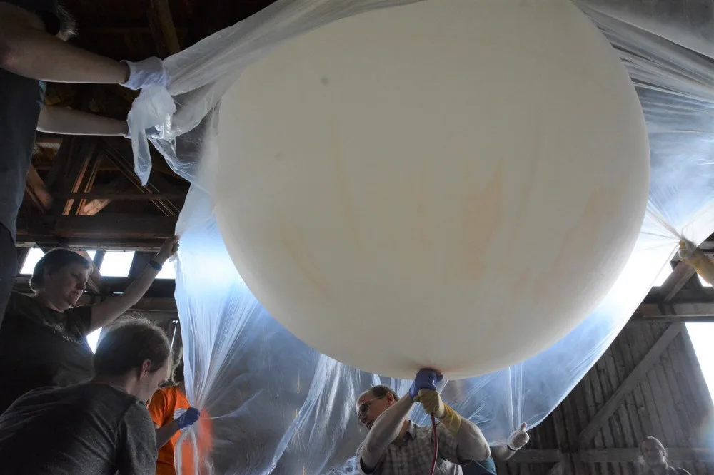 Mladí vědci poslali na hranici vesmíru balonovou sondu, nesla semínka hrachu, ale i třeba marshmallow