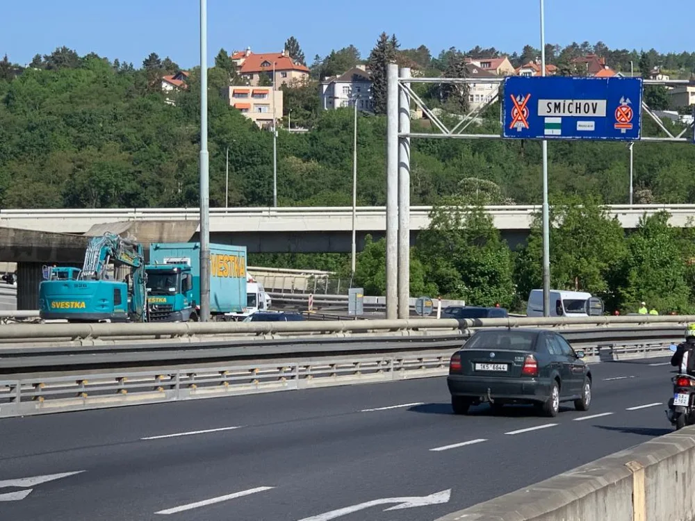 Na Barrandovském mostě už se frézuje, doprava je omezena. Podívejte se přímo na místo.