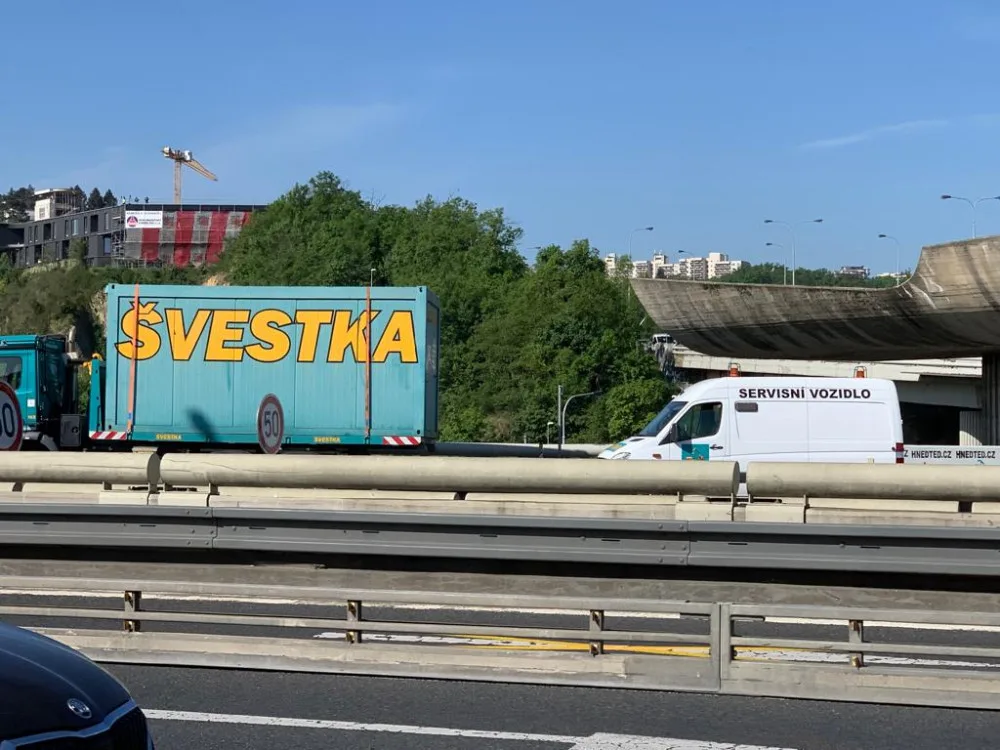 VIDEO: Na Barrandovském mostě už se frézuje, doprava je omezena. Podívejte se přímo na místo