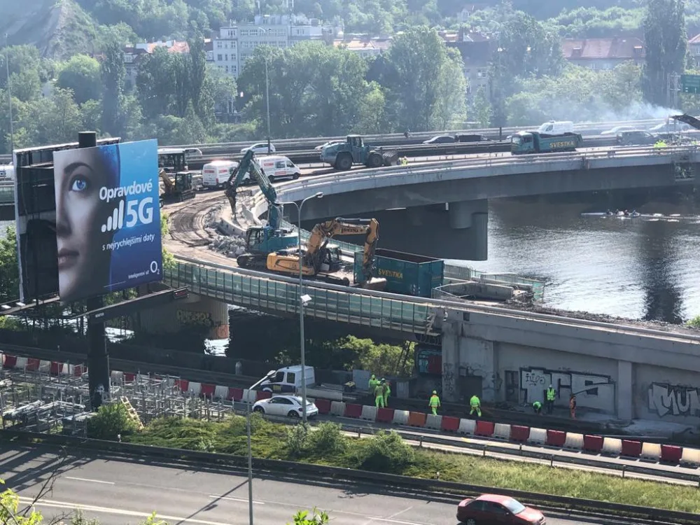 Opravy Barrandovského mostu pokračují. Dělníci začali bourat nájezd ze Strakonické.