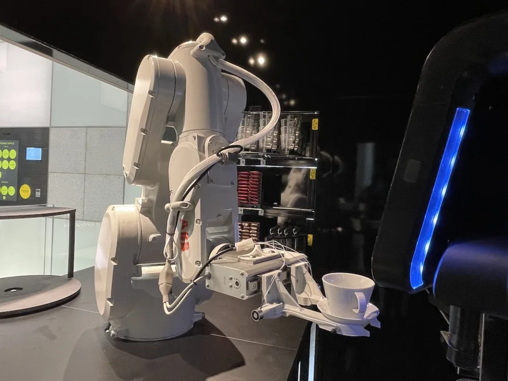 V Brně šéfuje kavárně robot, který umí kávu jako v Itálii.