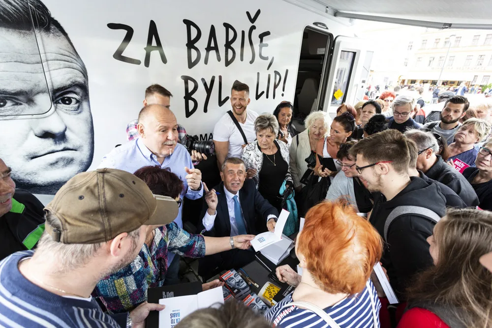 S obytňákem dorazil Babiš i před olomouckou radnici. Kritizoval vládu i guvernéra ČNB.