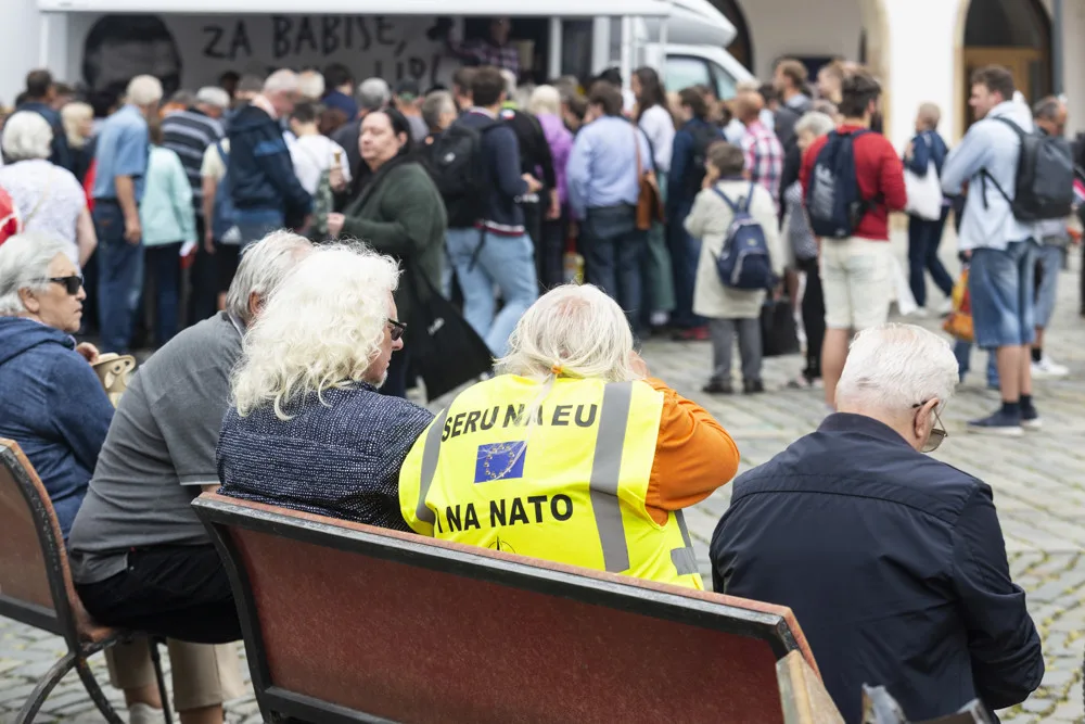 S obytňákem dorazil Babiš i před olomouckou radnici. Kritizoval vládu i guvernéra ČNB