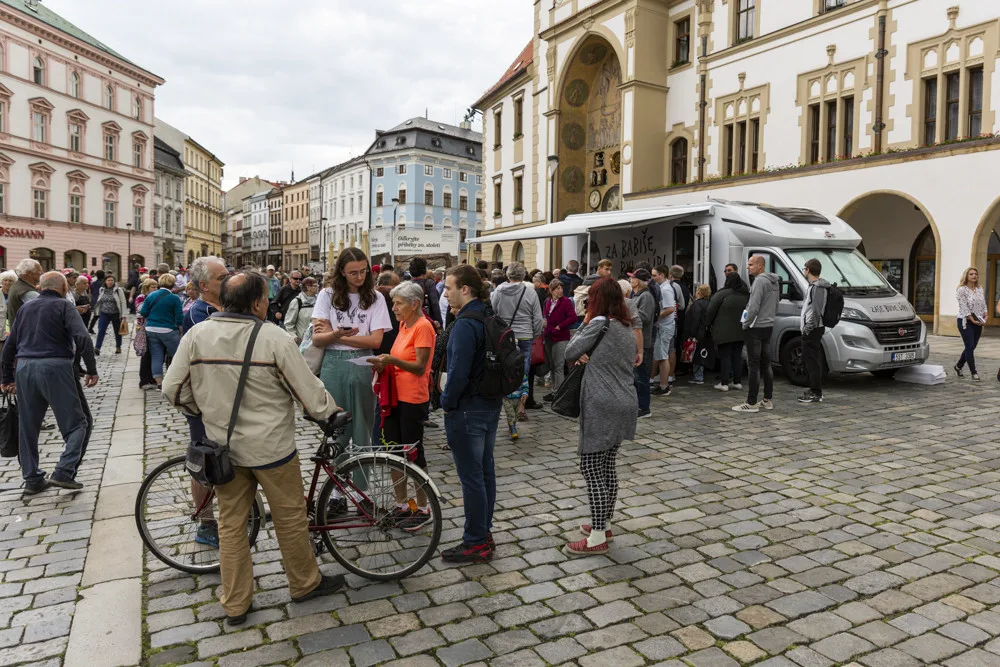 S obytňákem dorazil Babiš i před olomouckou radnici. Kritizoval vládu i guvernéra ČNB