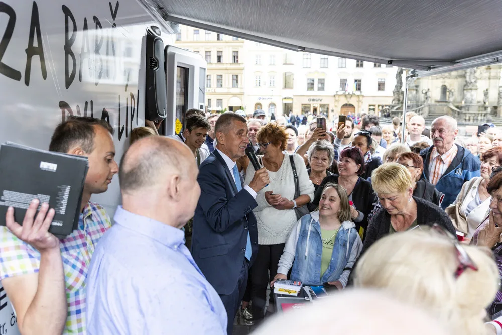 S obytňákem dorazil Babiš i před olomouckou radnici. Kritizoval vládu i guvernéra ČNB