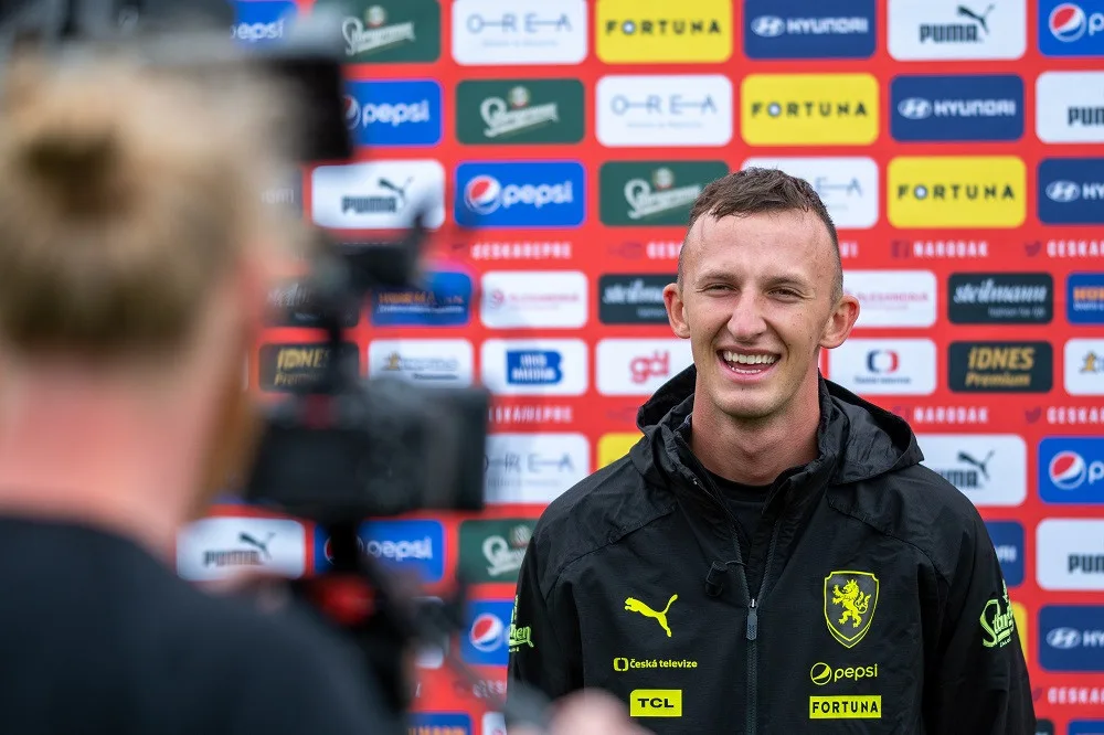 Valentu čeká největší zápas v reprezentaci. Soupisce Anglie jsme se doma museli smát, vypráví.