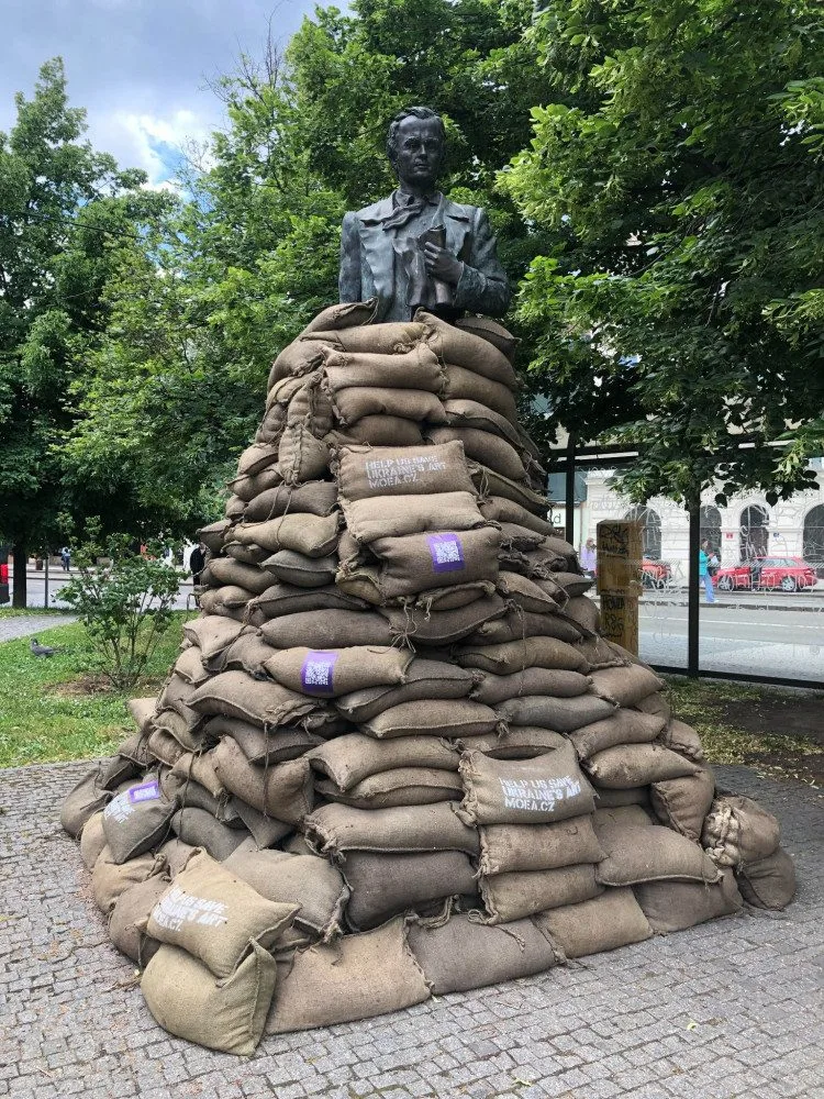 Socha Tarase Ševčenka v Praze je po vzoru ukrajinských památek obložena pytli s pískem