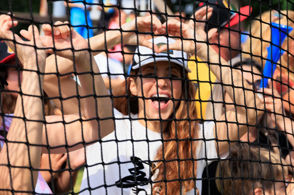 Na Hlubokou dorazili zpěvačka Shakira a Gérard Piqué. Přijeli podpořit syna na baseballový turnaj,