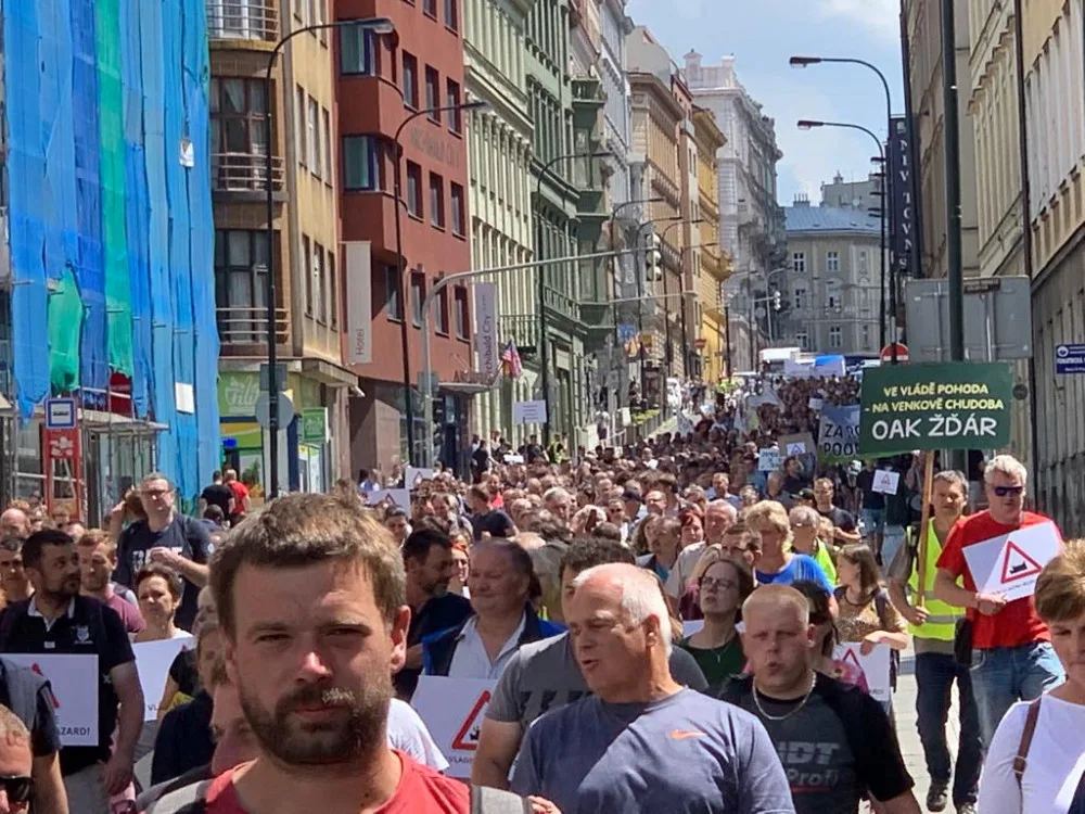 Tisíce zemědělců procházejí Prahou. Demonstrující zavřeli část magistrály a omezují dopravu.