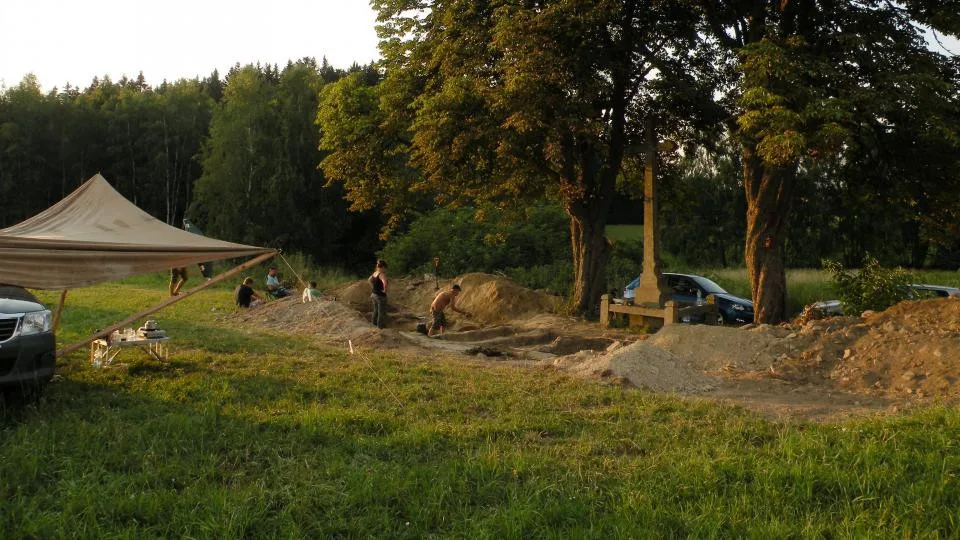 Díky pamětnici našli v pohraničí neoznačený hrob s 12 lidmi. Ostatky přesunou na hřbitov.