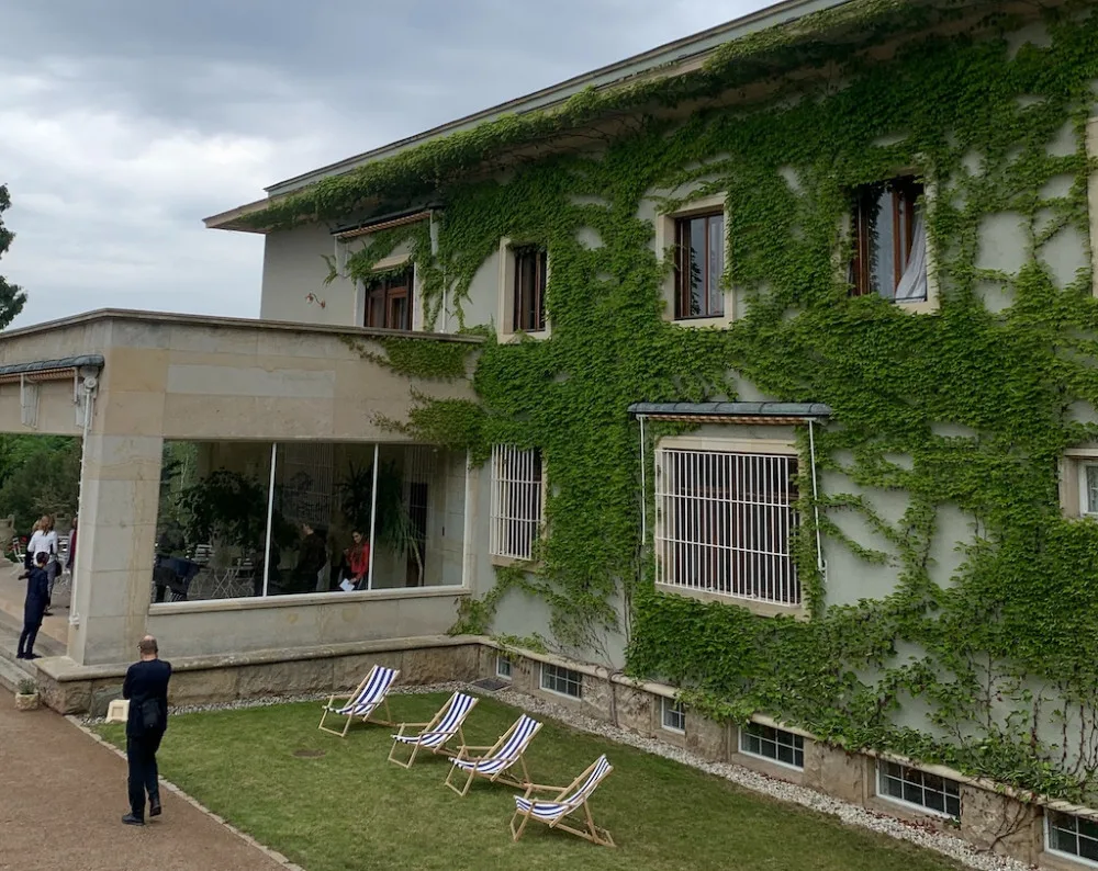 Z bývalé kuchyně brněnské vily Stiassni je kavárna. Vzdává hold první republice i slavnému architektovi