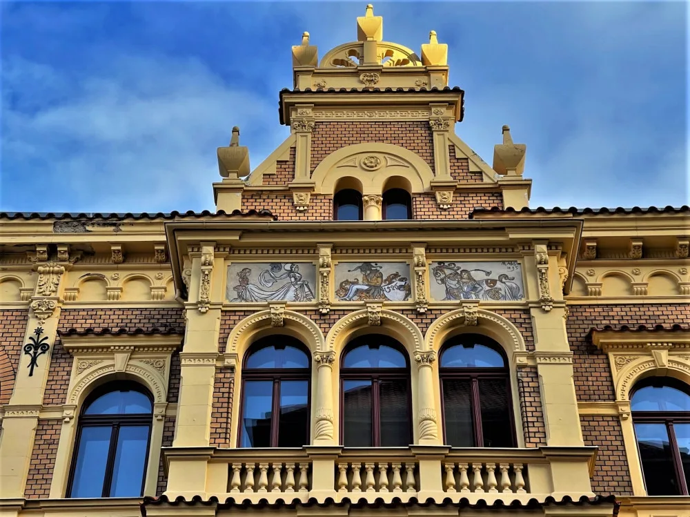 Tato galerie nikdy nezavírá. Malby slavného malíře Mikoláše Alše zdobí v Plzni téměř dvacet měšťanských domů