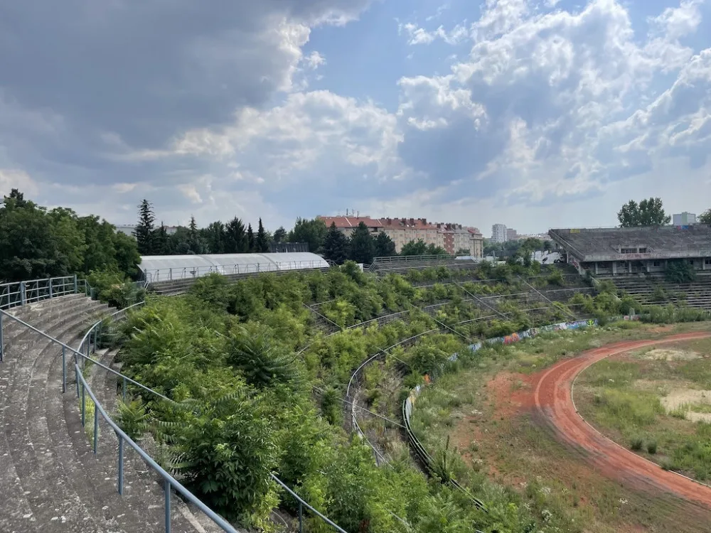 Slavný fotbalový stadion Za Lužánkami zarůstá křovinami. Je to schválně, říká město.