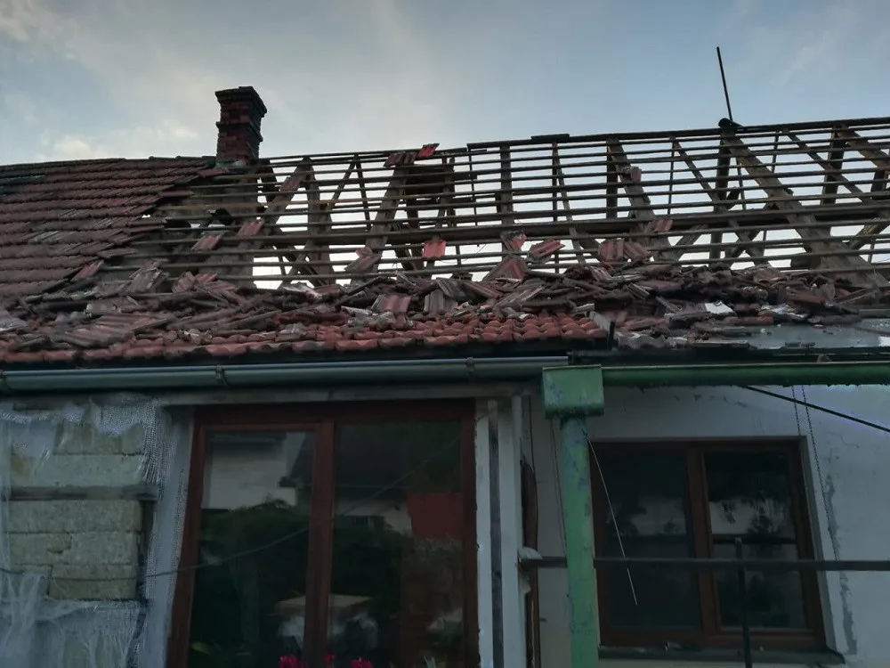 Kulový blesk je připravil o střechu nad hlavou. Dcera založila sbírku na pomoc rodičům
