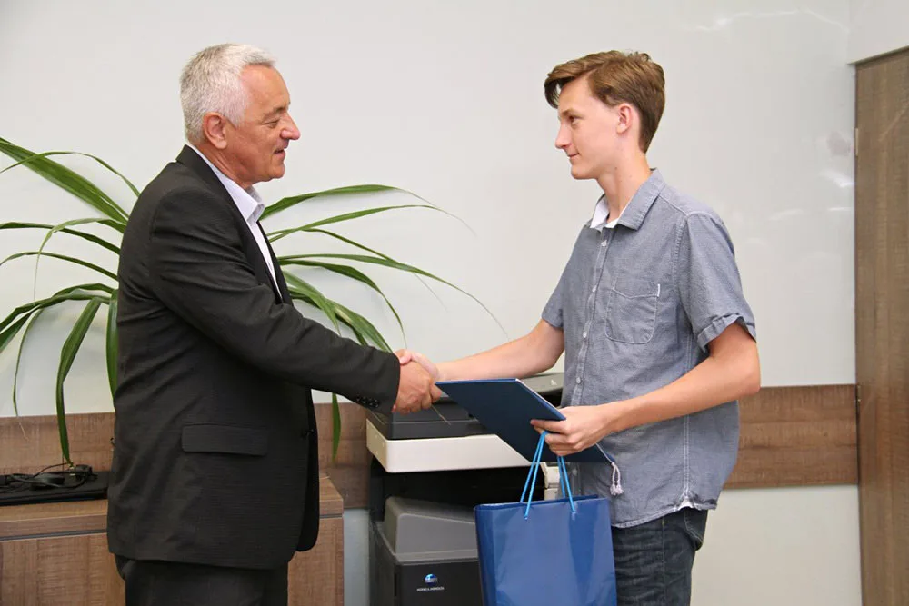 Čtrnáctiletý hoch zachraňoval jednu z obětí vražd v Kostelci. Nikdo z kolemjdoucích mu nepomohl.
