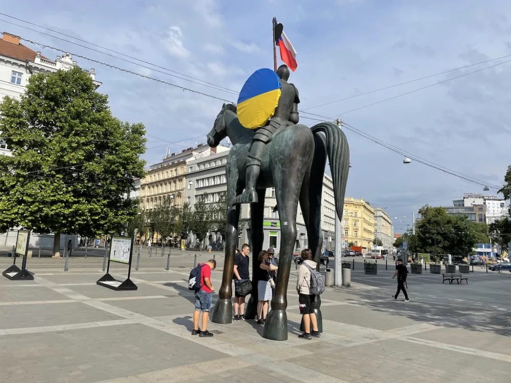 Brno vrátilo na sochu markraběte Jošta ukrajinskou vlajku. Kritici zuří.