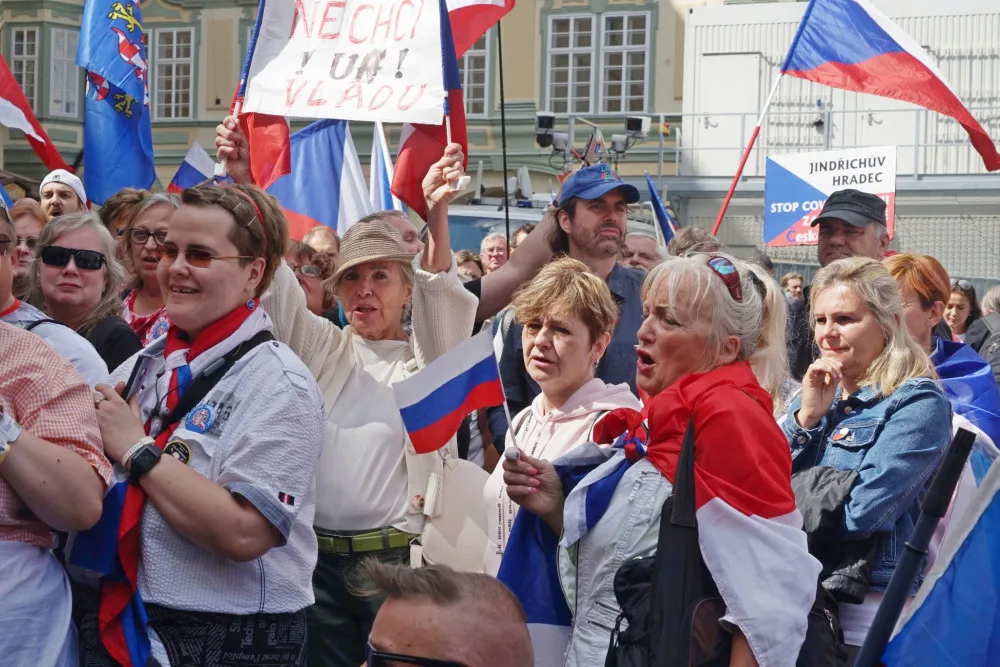 Na protestu proti vládě v centru Prahy zatkla policie muže s vytetovanou svastikou.