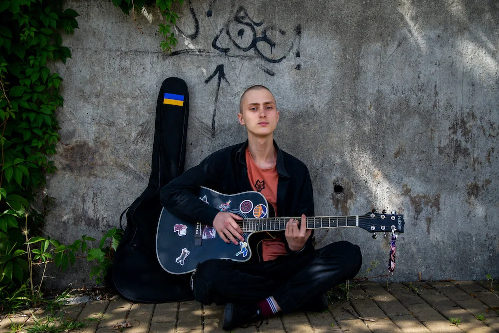 Šestnáctiletý Ukrajinec si sám zvyká na život v Ostravě, přijel jen s kytarou