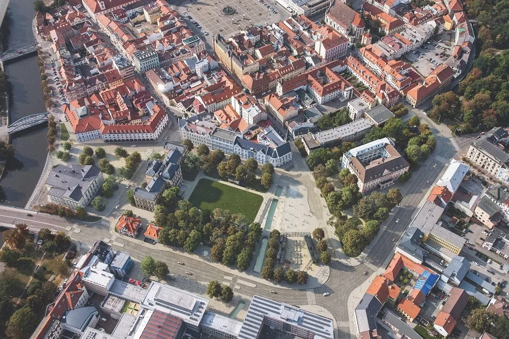 Podzemní parkoviště a schody k vodě. Budějce chystají velkou proměnu Senovážného náměstí