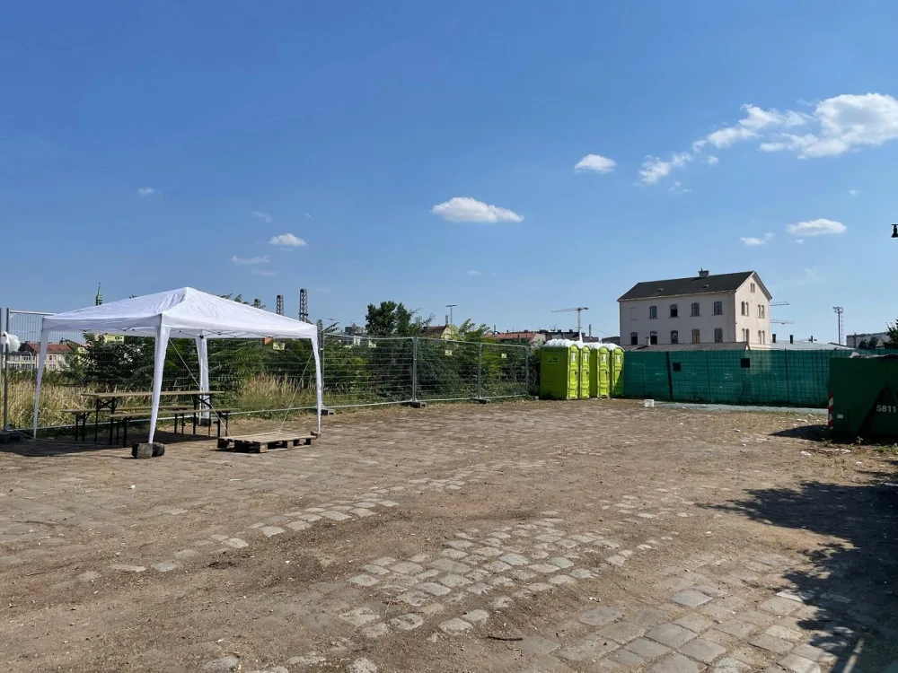 Brno uklidilo a zavřelo oplocené centrum po ukrajinských Romech. Odjeli do Maďarska.