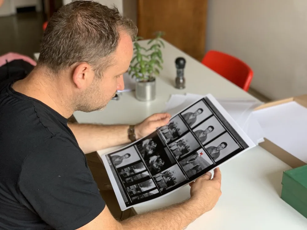 Brněnský fotograf našel u popelnic rozsáhlý fotoarchiv Zbrojovky. Snímky čeká záchrana.