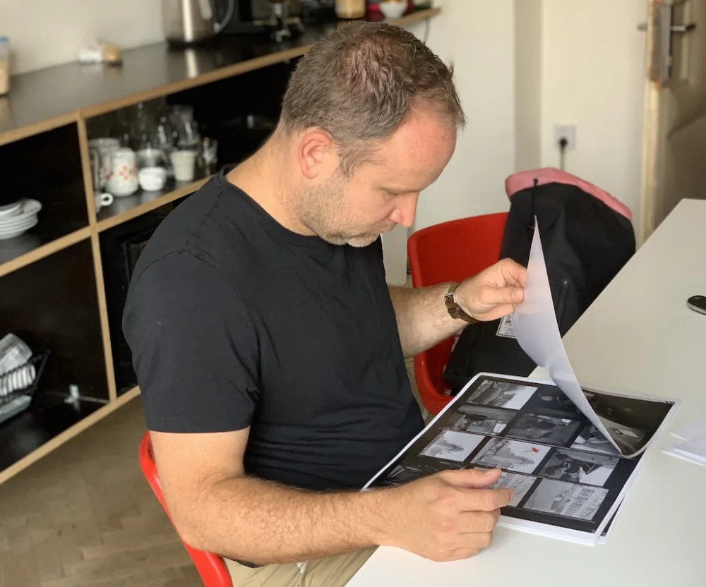 Brněnský fotograf našel u popelnic rozsáhlý fotoarchiv Zbrojovky. Snímky čeká záchrana