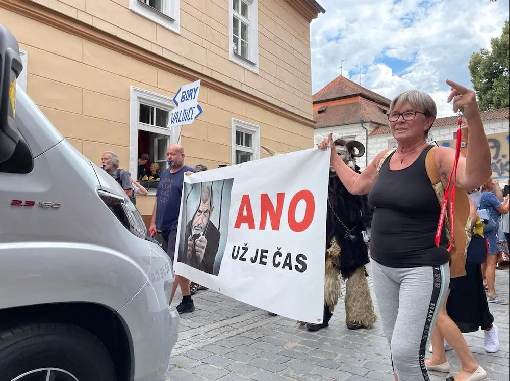 Vondrášek nechá prošetřit incidenty z Babišových mítinků. Ostře zkritizoval policistu v kšiltovce hnutí ANO.
