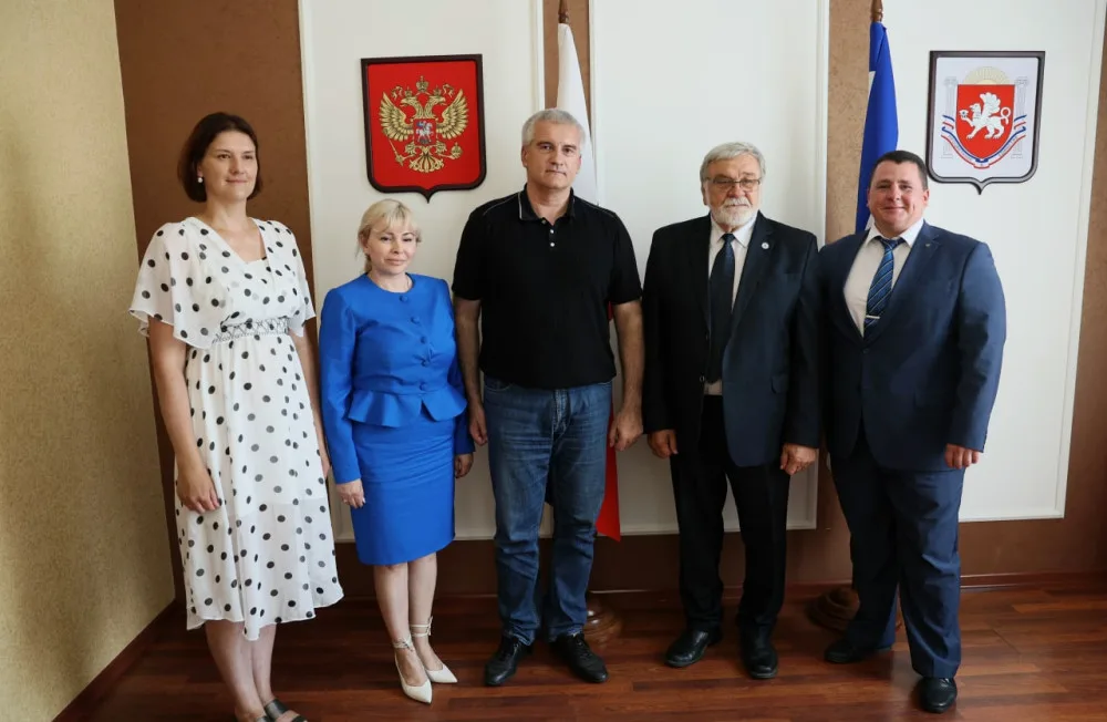 Senátor Jaroslav Doubrava (druhý zprava) při jednání s šéfem Rusy zřízené „Republiky Krym“.