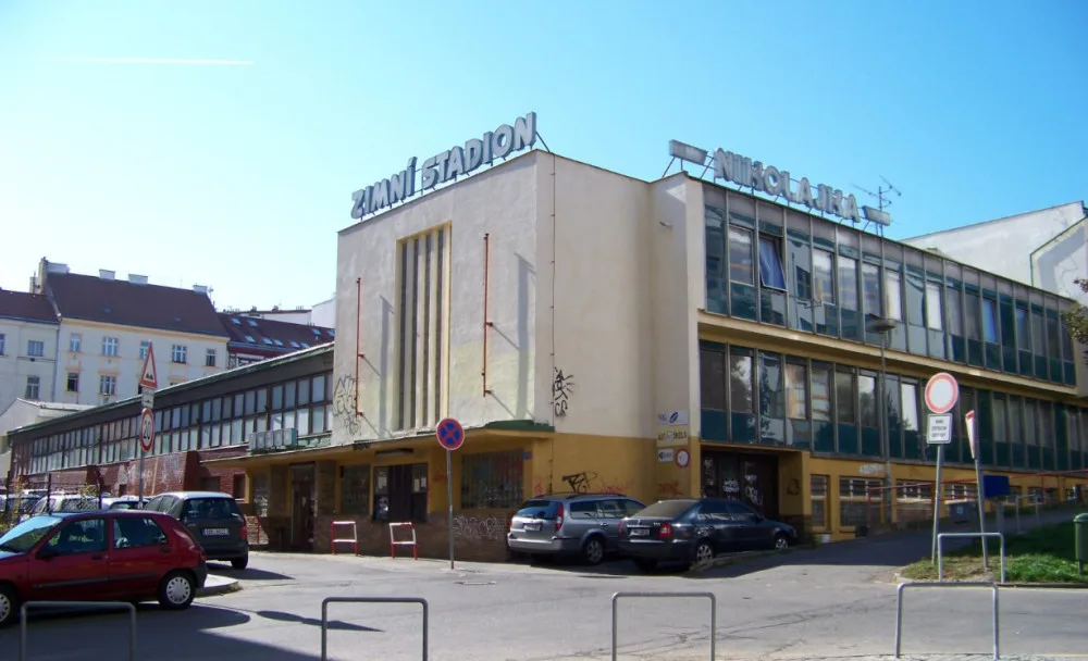 Nejstarší fungující zimní stadion v Praze končí. Nikolajku má nahradit nová hala.