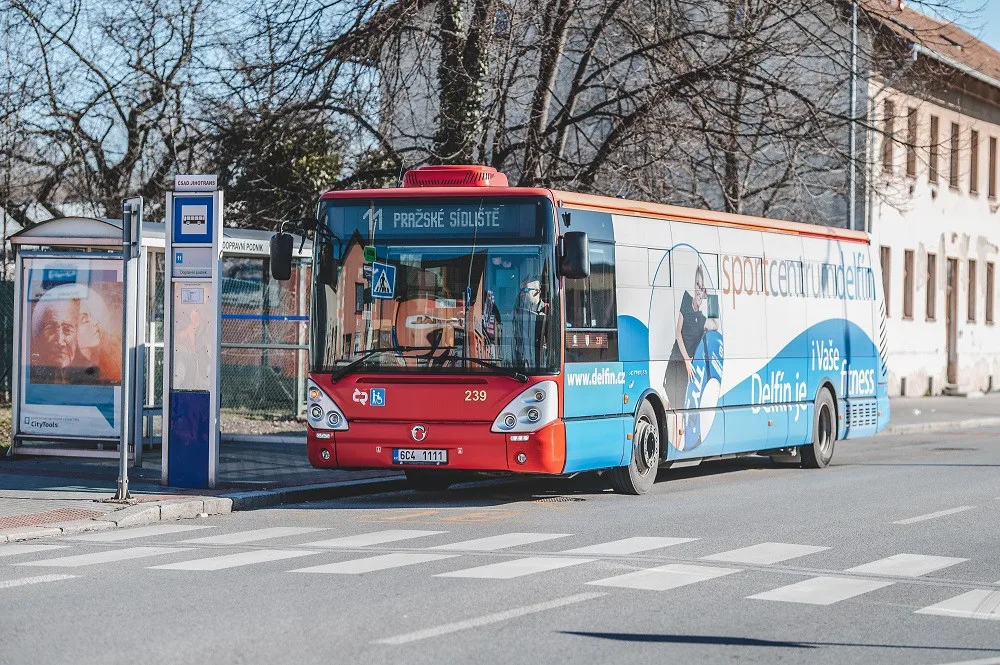 Budějckému dopravnímu podniku stále chybí řidiči. Pomohou Ukrajinci a Srbové?