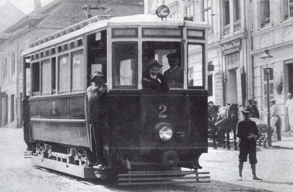 První tramvaj v Jihlavě vyjela v roce 1909. Cestující z centra na konečnou dojeli za 14 minut.