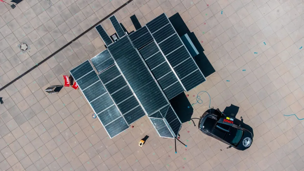 Slavný solární motýl Larso dorazí do Plzně, karavan poháněný energií slunce je na cestě kolem světa