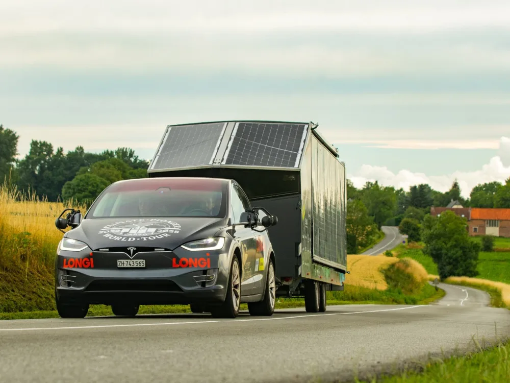 Slavný solární motýl Larso dorazí do Plzně, karavan poháněný energií slunce je na cestě kolem světa