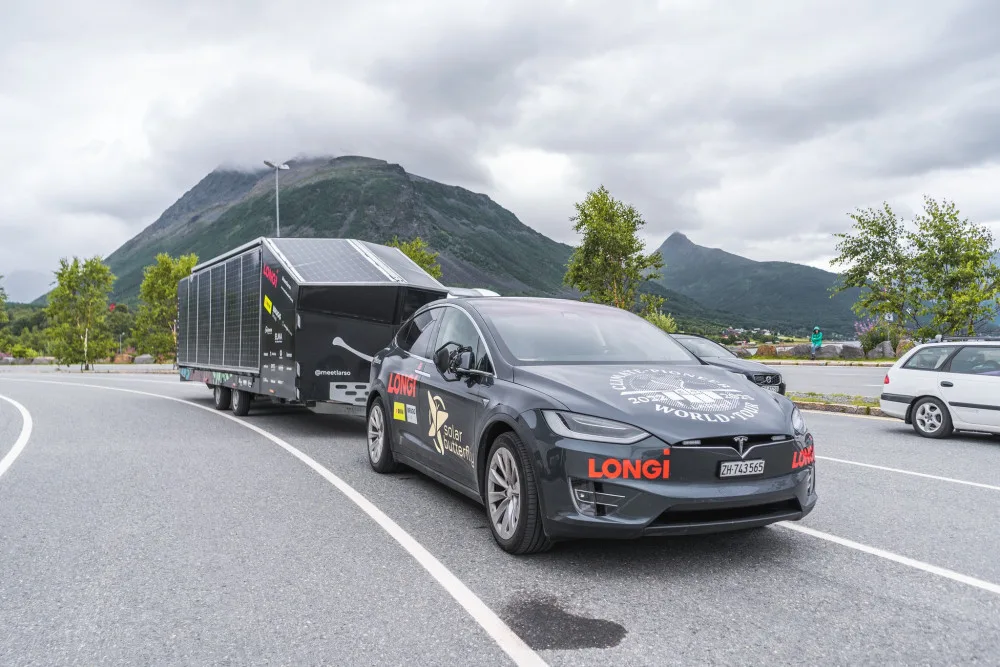 Slavný solární motýl Larso dorazí do Plzně, karavan poháněný energií slunce je na cestě kolem světa