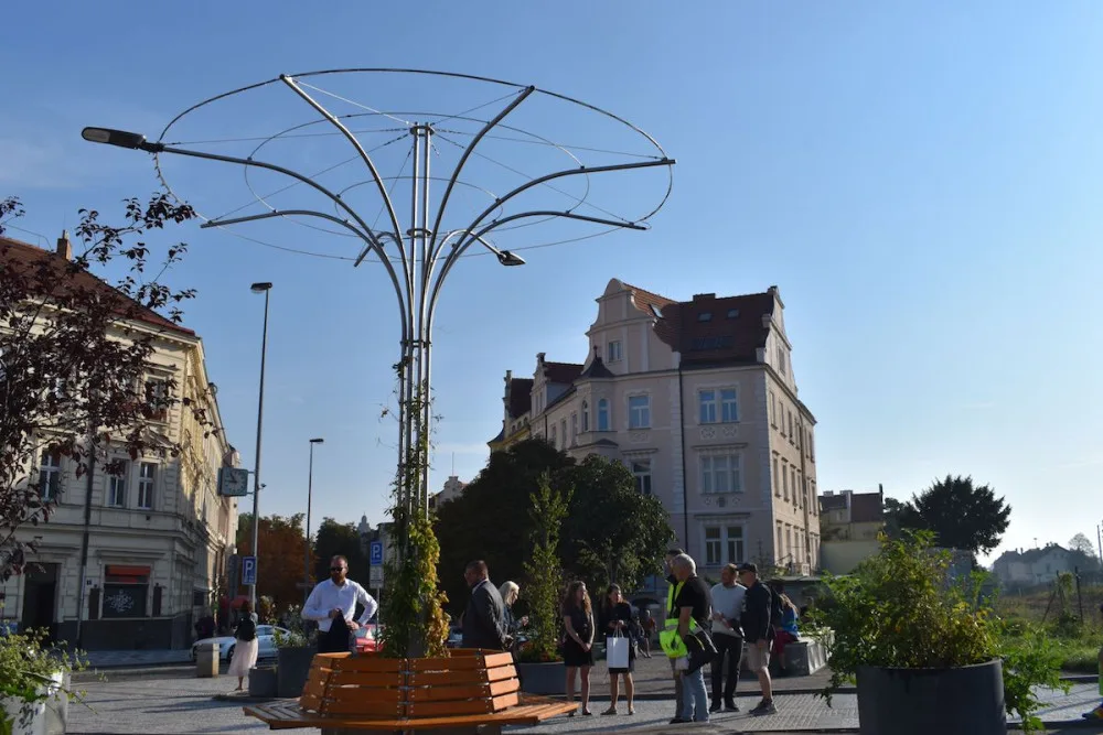 Praha instalovala zelené lampy. Inspirovala se v Singapuru.