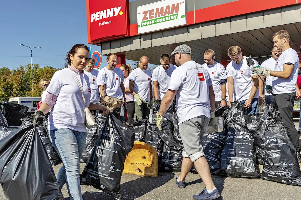 Veřejnost s PENNY uklidí podzimní Česko