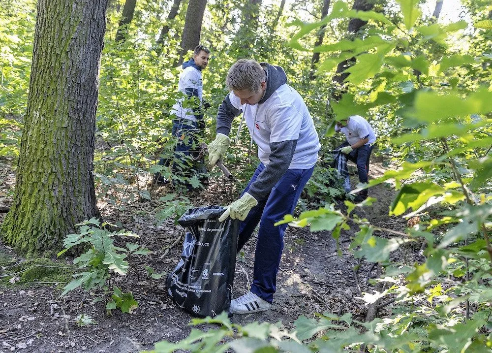 Veřejnost s PENNY uklidí podzimní Česko