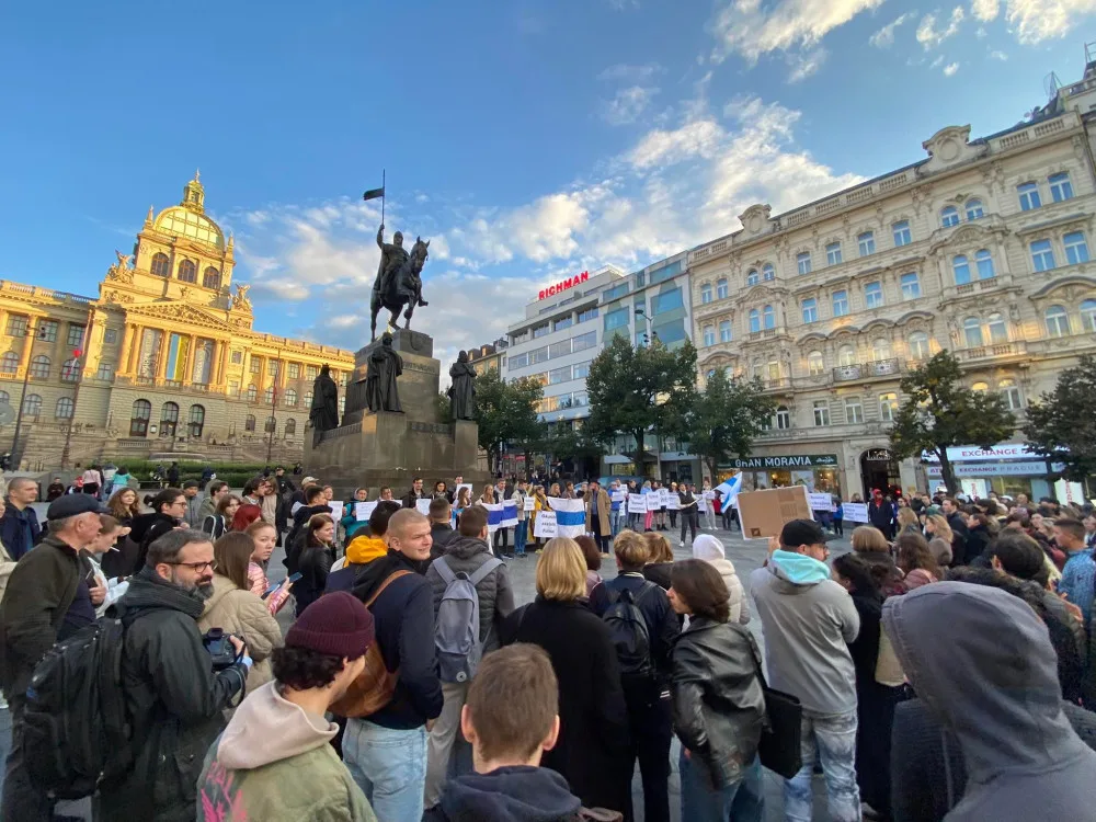 V centru Prahy se sešli Rusové. Požadují okamžité zastavení Putina.
