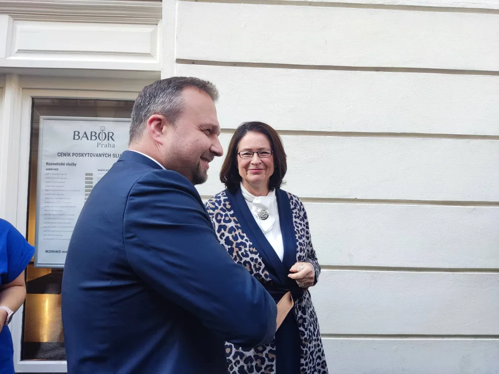 Marian Jurečka a Miroslava Němcová před štábem koalice SPOLU.