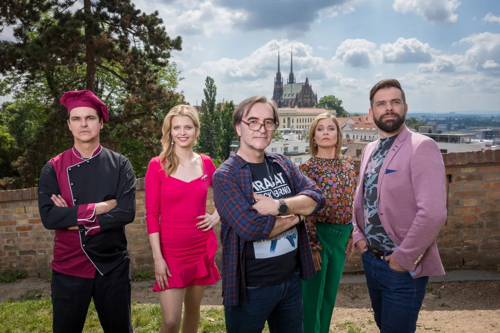 Režisér Prušinovský si v novém seriálu tropí žerty z Brna. Nejvíc to schytává Česká televize.