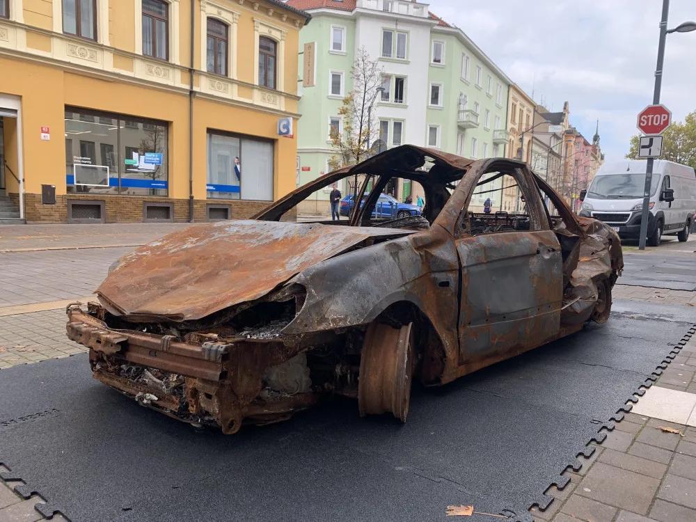 Vraky ukrajinských aut připomínají bombardování města Irpiň.