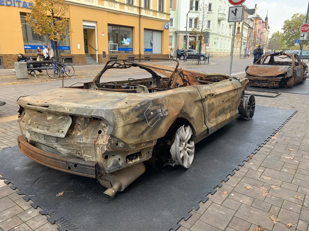 Vraky ukrajinských aut připomínají bombardování města Irpiň.